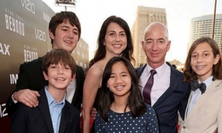 Ông chủ Amazon Jeff Bezos dùng lại đồ cũ nhưng bắt con tiêu hết 1 tỷ/tuần