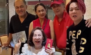 Vũ Hà 'chơi lớn' tặng cho bà xã U60 tiền đô vàng thỏi nhân dịp sinh nhật