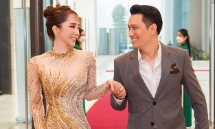 Quỳnh Nga - Việt Anh lại tình tứ không rời ở sự kiện sau vụ vết son trên răng