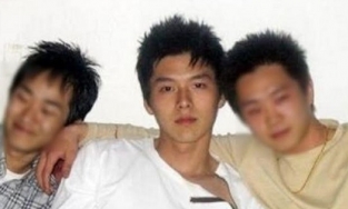 Hyun Bin thời đi học đã có fanclub đông đảo gồm toàn nữ sinh hậu bối 