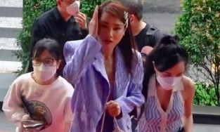 Đôi chân của Nhã Phương ngoài đời lại trở thành tâm điểm tại sự kiện 