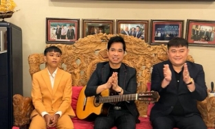 Hồ Văn Cường livestream ở nhà bầu Thụy, hát một bài gửi tặng mẹ nuôi Phi Nhung