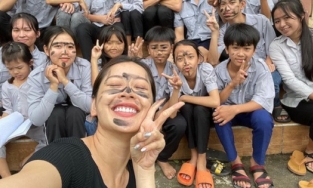 Vừa về Việt Nam, Chi Pu mặc áo lam đi chùa