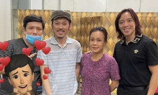 Hoài Linh tươi tắn trong hậu trường buổi tập luyện cho màn tái xuất tối 7/1