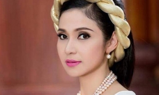 Độ giàu có của 'Người đẹp Tây Đô' Việt Trinh: Ở biệt phủ 2500m2, mua xế hộp sớm nhất nhì showbiz