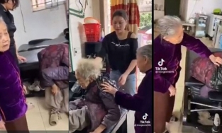 Cụ bà 91 tuổi đưa em gái 81 tuổi đi gội đầu ở tiệm: 'Khi nào chị lại đưa em sang gội nữa nhé'