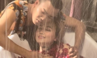 'Cô Xuyến' Hoàng Yến diễn cảnh nằm trong bồn tắm rải đầy hoa hồng cùng trai trẻ suốt 2 tiếng