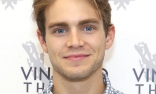 Andrew Burnap - Nam chính phim Bạch Tuyết: Vẻ đẹp cổ điển như hoàng tử ngoài đời thực