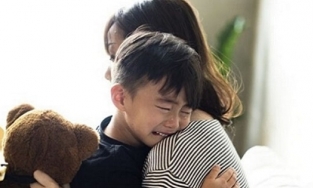 Lý do con xúc động của việc trẻ thường đòi ôm sau khi bị quát mắng