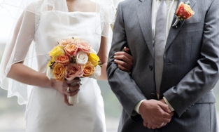 Chú rể ly hôn ngay tại lễ cưới sau khi cô dâu cất tiếng hát