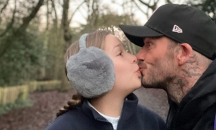 David Beckham lại khiến cõi mạng dậy sóng khi 'khoá môi' con gái Harper