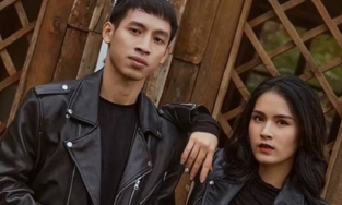 Cầu thủ Hùng Dũng tung ảnh kỷ niệm ngày cưới, vợ trẻ quỳ gối cạnh chồng