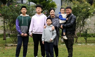 BTV Quang Minh hài hước thắc mắc vì sao nhà càng đông con bạn bè càng ít đến chơi