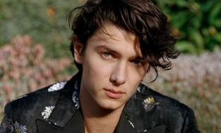 Hoàng tử Đan Mạch tái xuất với bộ ảnh bùng nổ nhan sắc chuẩn 'nam thần'