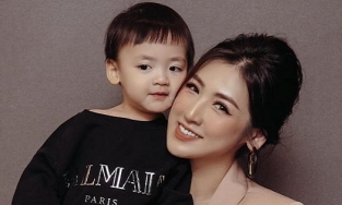 Á hậu Tú Anh xin lỗi khi cho con trai tè nơi công cộng