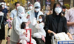 Bộ Y tế yêu cầu các địa phương hỗ trợ cho người dân về quê ăn Tết, không 'ngăn sông cấm chợ'