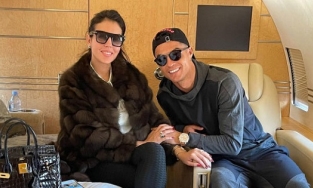 Bạn gái tiết lộ về lần đầu tiên nắm tay Ronaldo: Cảm giác rất quen thuộc, vừa vặn