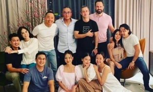 Linh Rin ngồi lên đùi bạn trai Phillip Nguyễn mặc hội bạn thân đứng cạnh