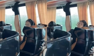 Một thí sinh Hoa hậu Hoàn Vũ ngồi dạng xoạc chân, chạm đế giày lên trần xe bus