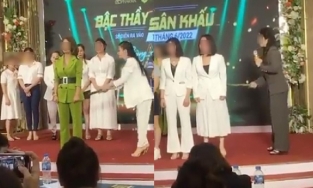 MXH xôn xao với clip thủ lĩnh bán hàng online dùng roi 'dạy' nữ đại lý cấp dưới ngay trên sân khấu