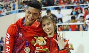 Giành HCV SEA Games 31, Nguyễn Tiến Trọng cầu hôn bạn gái ngay trên SVĐ Mỹ Đình