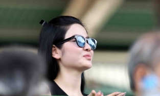 Chu Thanh Huyền - bạn gái Quang Hải - nhìn như U40 qua camera người qua đường 