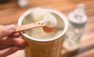 Chuyên gia cảnh báo pha sữa cho trẻ theo trend TikTok có thể làm hại con 