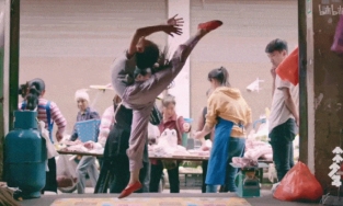 Cô bé 11 tuổi nổi tiếng thế giới nhờ clip múa ở cửa hàng thịt lợn của mẹ