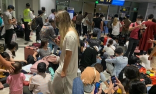 Lỗi hệ thống check in, hành khách ngồi kín sàn phòng chờ, đợi được bay ở sân bay Tân Sơn Nhất