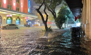 Hà Nội lại ngập nước chỉ sau 5 phút mưa lớn