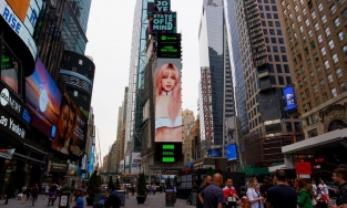 Thiều Bảo Trâm bất ngờ xuất hiện trên Quảng trường Thời đại (Mỹ)