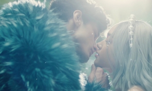 Châu Bùi hôn trai lạ trong MV “1 Cọng Tóc Mai” của Tóc Tiên, Binz phản ứng gì? 