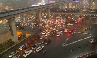 Hà Nội mưa lớn đúng giờ tan tầm, dân công sở người chết máy vì ngập, người chôn chân tại công ty