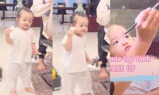 Ái nữ nhà Đông Nhi hơn 2 tuổi đã chăm chú học trang điểm, test mỹ phẩm