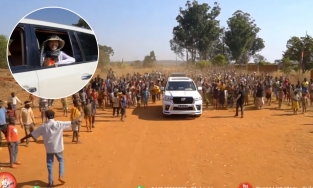 Thùy Tiên được cả làng Zamba ở Angola chạy theo xe hàng trăm mét chào đón