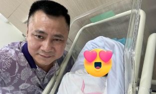 NSND Tự Long làm bố lần 3 ở tuổi 49,  tổ ấm “đủ nếp đủ tẻ' 