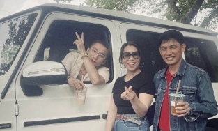 Sơn Tùng lái G63 đưa bố mẹ đi chơi, ngoại hình thân mẫu chiếm spotlight