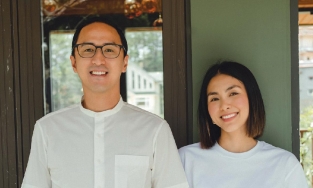Tăng Thanh Hà được chồng tỷ phú nắm tay tưởng như dắt người yêu mới ra mắt