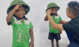 Lôi Con tập chào cờ trước, dường như việc về Việt Nam với Quang Linh Vlogs đã 'chắc như bắp'