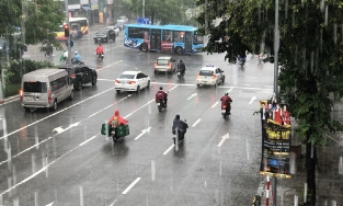 Thời tiết Hà Nội tiếp tục mưa lớn kéo dài dù bão số 3 Maon suy yếu