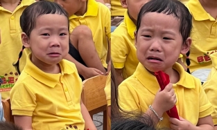 Khai giảng của các bé mẫu giáo: Dù mếu máo khóc vẫn không quên múa, đập tay với cô giáo