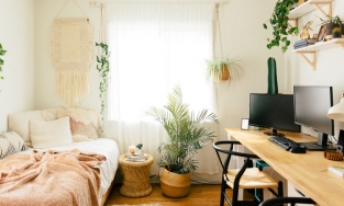 “Hô biến” căn phòng trống thành phòng ngủ đẹp kiêm góc làm việc cho cặp đôi