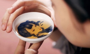 3 mẫu ấm chén tuyệt đẹp cho những ai thích thưởng bánh uống trà chiều