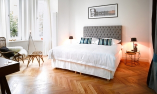 Ngắm 10 phòng ngủ sử dụng sàn gỗ họa tiết xương cá đẹp mắt