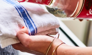 6 công dụng làm sạch nhà bất ngờ từ... rượu Vodka