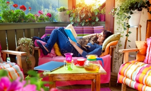 Phơi quần áo ở ban công? Xin đừng, vì chúng có thể thành góc nghỉ tuyệt đẹp