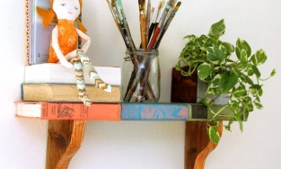 Dùng sách cũ làm kệ trang trí đẹp không đụng hàng, tại sao không?