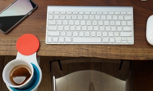 Giá cốc kẹp bàn, phụ kiện gia dụng thông minh giúp tránh mọi đổ vỡ