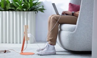 Ổ điện ốp gỗ di động, món phụ kiện cực tiện ích cho... gia chủ lười