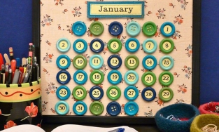 Tự làm lịch để bàn đón năm mới từ những chiếc cúc áo nhỏ xinh